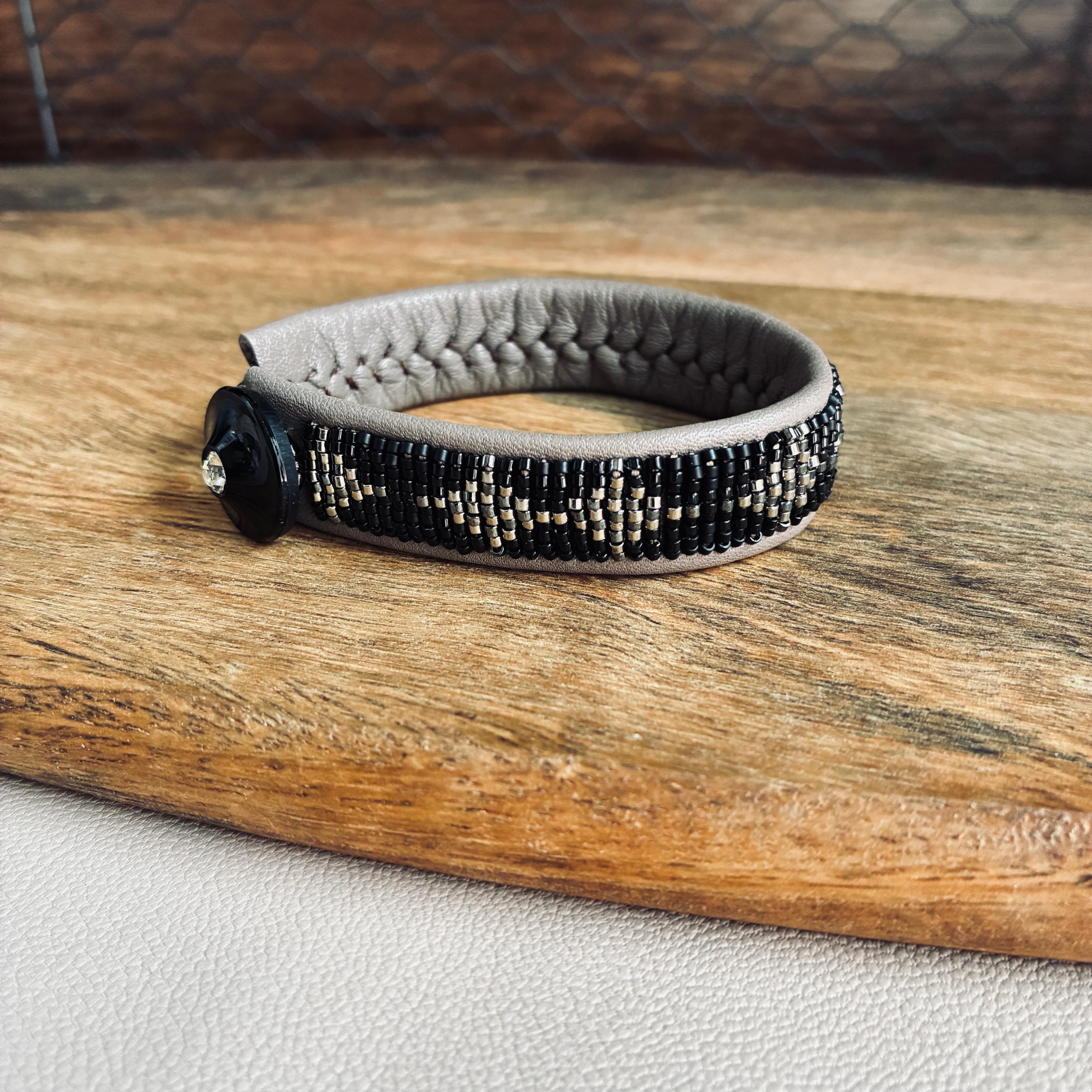 #129  black  drops　　本革ビーズ刺繍ブレスレット