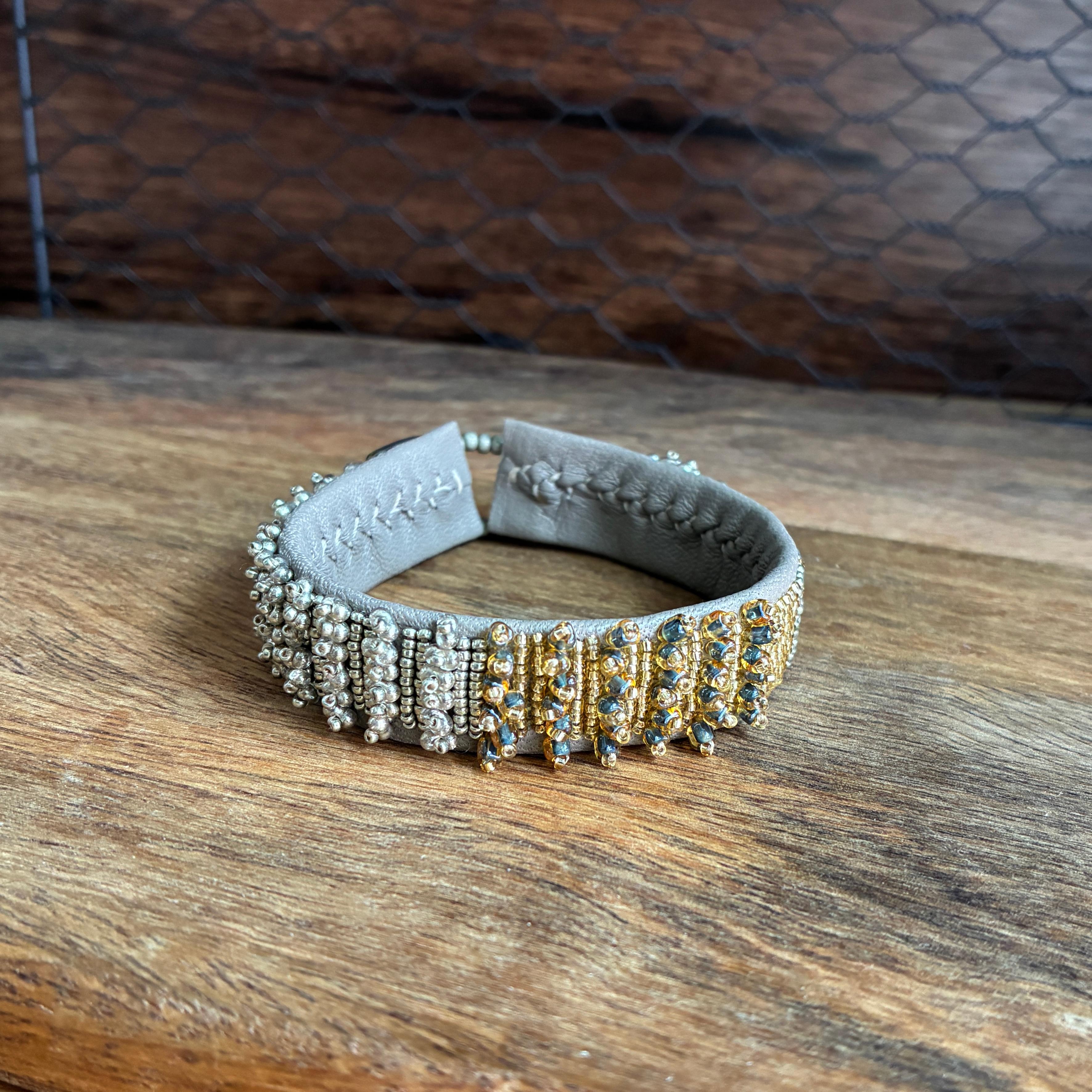 ＃130　rustling silver     　本革ビーズ刺繍ブレスレット