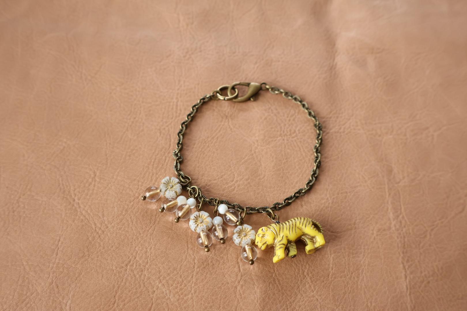 チェーンブレスレット　　No.38   　tiger and flowers1枚目の画像